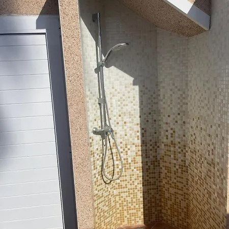 Dom wakacyjny With Outside Jacuzzi